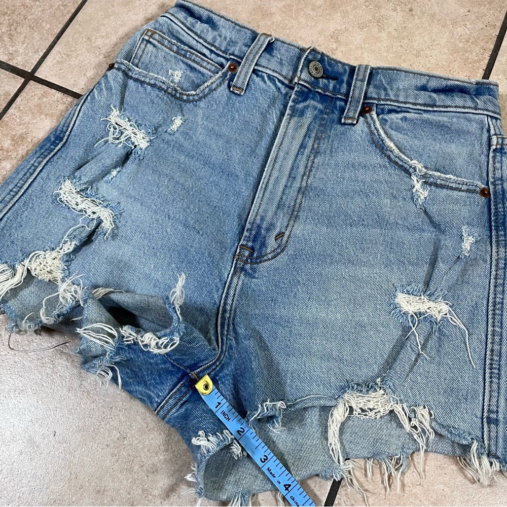 Abercrombie & Fitch Curve Love High Rise Mom Short‎ Size 26/2 Distressed - Picture 5 of 6